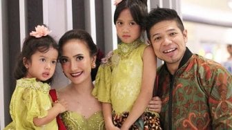 Begini Cara Artika Sari Devi Ajarkan Anak Berpuasa