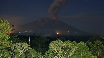 Gunung Agung 2 Kali Erupsi, Bali Dihujani Abu Vulkanik