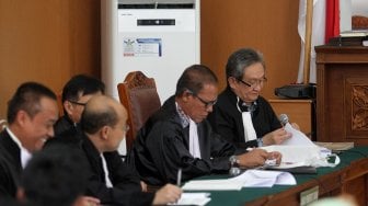 Suasana sidang praperadilan yang diajukan mantan Ketua Umum Partai Persatuan Pembangunan (PPP) Romahurmuziy atas kasus jual-beli jabatan di Kementerian Agama di Pengadilan Negeri Jakarta Selatan, Senin (24/4). [Suara.com/Arief Hermawan P]