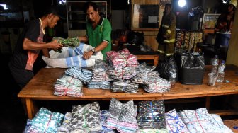 Suasana lokasi kebakaran di Gudang baju blok C Pasar Tanah Abang, Jakarta, Senin (22/4). [ANTARA FOTO/M Risyal Hidayat]