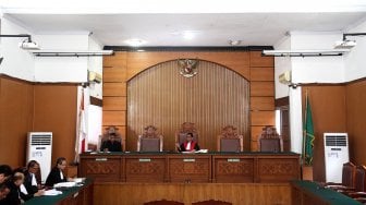 Suasana sidang praperadilan yang diajukan mantan Ketua Umum Partai Persatuan Pembangunan (PPP) Romahurmuziy atas kasus jual-beli jabatan di Kementerian Agama di Pengadilan Negeri Jakarta Selatan, Senin (24/4). [Suara.com/Arief Hermawan P]