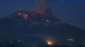 Abu vulkanis dan batu pijar terlontar dari kawah Gunung Agung saat erupsi yang terpantau dari Pos Pengamatan Gunung Api Agung, Karangasem, Bali, Minggu (21/4). [ANTARA FOTO/Nengah Wardhana]