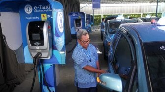 Sejumlah taksi bertenaga listrik terparkir di kantor Blue Bird, Jakarta, Senin (22/4). [Suara.com/Arief Hermawan P]