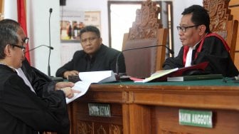 Suasana sidang praperadilan yang diajukan mantan Ketua Umum Partai Persatuan Pembangunan (PPP) Romahurmuziy atas kasus jual-beli jabatan di Kementerian Agama di Pengadilan Negeri Jakarta Selatan, Senin (24/4). [Suara.com/Arief Hermawan P]