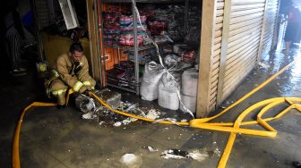 Suasana lokasi kebakaran di Gudang baju blok C Pasar Tanah Abang, Jakarta, Senin (22/4). [ANTARA FOTO/M Risyal Hidayat]