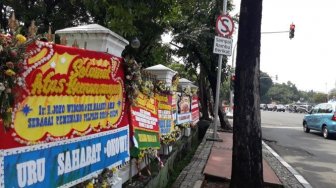 Karangan Bunga Ucapan Selamat Jokowi - Maruf Berjajar di Istana Merdeka