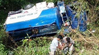 Sopir Tidak Menguasai Medan, Truk BBM Masuk ke Jurang