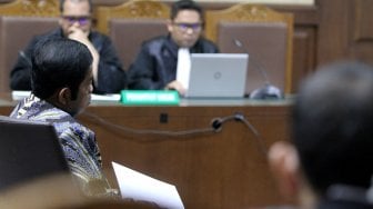 Terdakwa kasus dugaan suap proyek PLTU Riau-1 Idrus Marham saat menjalani sidang vonis di Pengadilan Tipikor, Jakarta, Selasa (23/4). [Suara.com/Arief Hermawan P]