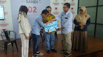 Relawan Ruang Sandi Serahkan 20 Ribu Foto Form C1 ke BPN Prabowo