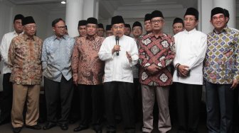 Wakil Presiden Jusuf Kalla (tengah) bersama dengan tokoh ormas Islam memberikan keterangan kepada wartawan usai menggelar pertemuan di Rumah Dinas Wapres, Jakarta, Senin (22/4). [ANTARA FOTO/Reno Esnir]