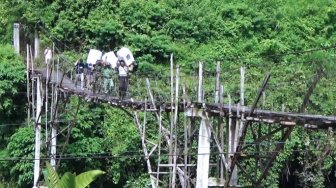 Pengirim Logistik Pemilu Bertaruh Nyawa di Jembatan Reot, Dikejar Kobra