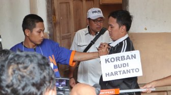 Pembunuhan Mayat Dalam Koper, Aziz dan Aris Potong kepala Budi Bergantian