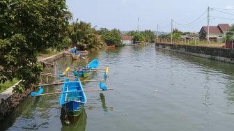 Sudah Seminggu, Nelayan Cilacap Tak Melaut Akibat Gelombang Tinggi