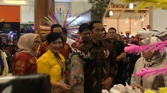 Jokowi Belanja Batik Jambi dan Kain Betawi di Inacraft 2019