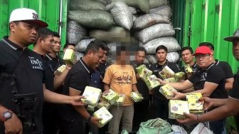 Polisi Ringkus Kakak Beradik Pemilik 5 Karung Berisi Sabu di Truk Kontainer