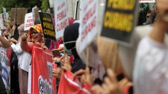 Massa yang tergabung dalam Komando Barisan Rakyat Lawan Pemilu Curang melakukan aksi di depan kantor Bawaslu, Jakarta, Rabu (24/4). [Suara.com/Arief Hermawan P]