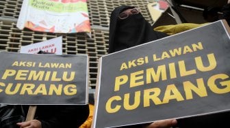 Massa yang tergabung dalam Komando Barisan Rakyat Lawan Pemilu Curang melakukan aksi di depan kantor Bawaslu, Jakarta, Rabu (24/4). [Suara.com/Arief Hermawan P]