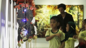 Pengunjung menikmati karya yang terpajang pada acara Pameran Seni Rupa Nusantara, di Galeri Nasional, Jakarta Pusat, Kamis (25/4). [Suara.com/Muhaimin A Untung]