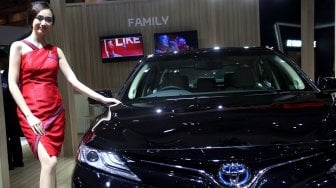 Sales Promotion Girl (SPG) berpose saat gelaran Indonesia International Motor Show (IIMS) 2019 di JIEXpo Kemayoran, Jakarta, Kamis (25/4). [Suara.com/Arief Hermawan P]