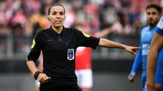 Wasit Stephanie Frappart saat memimpin sepak bola Ligue 2 Perancis antara Valenciennes dan Beziers di Stadion Hainaut Valenciennes, Perancis, Jumat (19/4). [FRANCK FIFE / AFP]