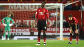 Gelandang Manchester United Paul Pogba terdiam usai timnya dikalahkan Manchester City selama pertandingan sepak bola Liga Premier Inggris antara Manchester United melawan Manchester City di Old Trafford, Manchester, Inggris, Kamis (25/4) dini hari WIB. [Oli SCARFF / AFP]
