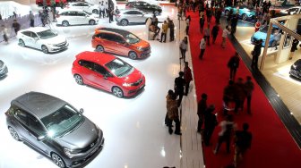 Suasana pameran Indonesia International Motor Show (IIMS) 2019 di JIEXpo Kemayoran, Jakarta, Kamis (25/4). [Suara.com/Arief Hermawan P]