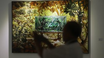 Pengunjung menikmati karya yang terpajang pada acara Pameran Seni Rupa Nusantara, di Galeri Nasional, Jakarta Pusat, Kamis (25/4). [Suara.com/Muhaimin A Untung]