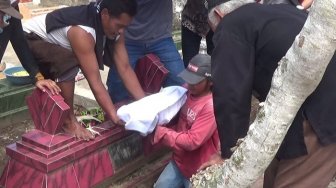 Jasad Bayi di Kolong Kasur Diduga Tewas Akibat Dicekik dan Disumpal Kain