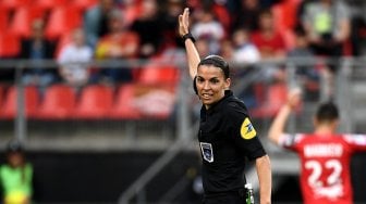 Wasit Stephanie Frappart saat memimpin sepak bola Ligue 2 Perancis antara Valenciennes dan Beziers di Stadion Hainaut Valenciennes, Perancis, Jumat (19/4). [FRANCK FIFE / AFP]