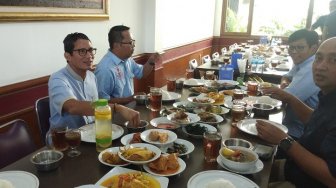 Sindir Aksi Boikot Nasi Padang, Sandiaga Makan Rendang di Rumah Makan Ini