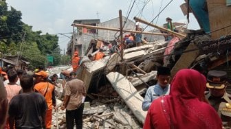 Satu Rumah Tiba-tiba Roboh di Johar Baru, 2 Ibu-ibu dan 4 Anak Terjebak