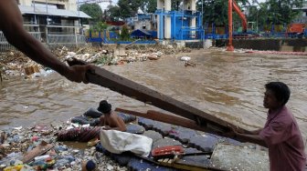 Hujan Deras Guyur Jakarta Jumat Sore, Ketinggian Air di Manggarai Normal