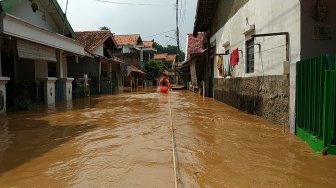 Kelaparan, Korban Banjir Jakarta Cari Makan Sendiri Pakai Kasur Angin