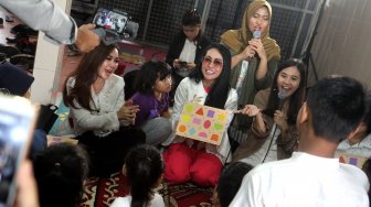 Suasana kunjungan tim PT Arkadia Media Digital Tbk ke Panti Asuhan Anak Yayasan Remaja Masa Depan di kawasan Tebet, Jakarta, Jumat (26/4). [Suara.com/Arief Hermawan P