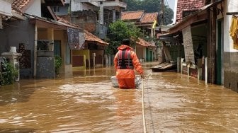 Tak Mau Dievakuasi Saat Banjir, Asma Seorang Ibu Kambuh