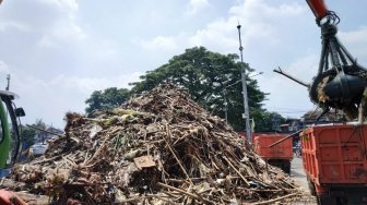 Jakarta Banjir, Anies Minta Keruk Sampah Pintu Air Manggarai Tanpa Henti