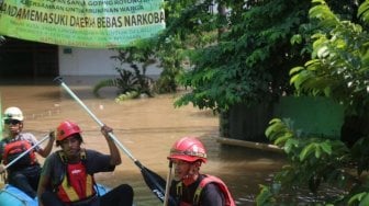 Cililitan Banjir 3 Meter, Jalan di Pemukiman Pakai Perahu Karet