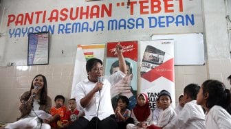 Suasana kunjungan tim PT Arkadia Media Digital Tbk ke Panti Asuhan Anak Yayasan Remaja Masa Depan di kawasan Tebet, Jakarta, Jumat (26/4). [Suara.com/Arief Hermawan P