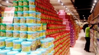 Pengunjung  melihat produk makanan ringan di  Carrefour, Jakarta, Sabtu (27/4). [Suara.com/Oke Atmaja]