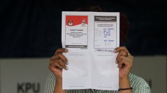 Warga menggunakan hak pilihnya dalam pemungutan suara ulang (PSU) Pemilu 2019 di TPS 101, Gedong, Pasar Rebo, Jakarta, Sabtu (27/4). [Suara.com/Arief Hermawan P]