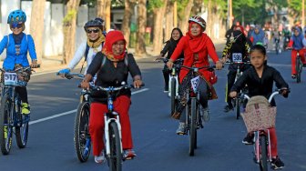 Peserta dengan busana kebaya mengayuh sepeda pada Banyuwangi Woman Cycling Challenge di Banyuwangi, Jawa Timur, Sabtu (27/4).  [ANTARA FOTO/Budi Candra Setya]