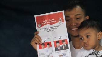 Warga menggunakan hak pilihnya dalam pemungutan suara ulang (PSU) Pemilu 2019 di TPS 101, Gedong, Pasar Rebo, Jakarta, Sabtu (27/4). [Suara.com/Arief Hermawan P]