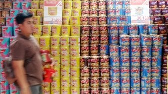 Pengunjung  melihat produk makanan ringan di  Carrefour, Jakarta, Sabtu (27/4). [Suara.com/Oke Atmaja]