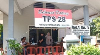 Warga Surabaya Tetap Antusias Nyoblos Ulang di TPS