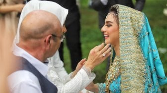 Irish Bella sungkeman bersama orang tua saat acara akad nikah di Bandung, Jawa Barat, Minggu (28/4). [Suara.com/Muhaimin A Untung]