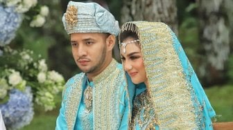 Pasangan Ammar Zoni dan Irish Bella saat akad nikah di Bandung, Jawa Barat, Minggu (28/4). [Suara.com/Muhaimin A Untung]