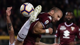 Pemain AC Milan Patrick Cutrone (kiri) bersaing untuk mendapatkan bola dengan bek Torino Lorenzo De Silvestri selama pertandingan sepak bola Serie A Italia antara Torino melawan AC Milan di Stadion Grande Torino, Turin, Italia, Senin (29/4) dini hari WIB. [MARCO BERTORELLO / AFP]