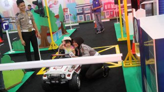 Anak-anak mengendarai mobil mini di salah satu both bertema Telkomsel "IIMS For Children" di IIMS, Jakarta, Senin (29/4). [Suara.com/Arief Hermawan P]