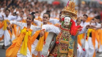 Penari menampilkan Tari Telek massal khas Desa Jumpai di kawasan Catur Muka, Semarapura, Klungkung, Bali, Minggu (28/4). ANTARA FOTO/Fikri Yusuf