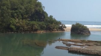 Pelajar Tenggelam Di Pantai Soge Pacitan Bpbd Pasang Papan